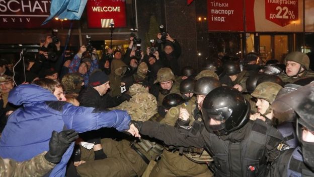 Після спроби розігнати блокаду на Донбасі у Києві виникли сутички активістів та поліції