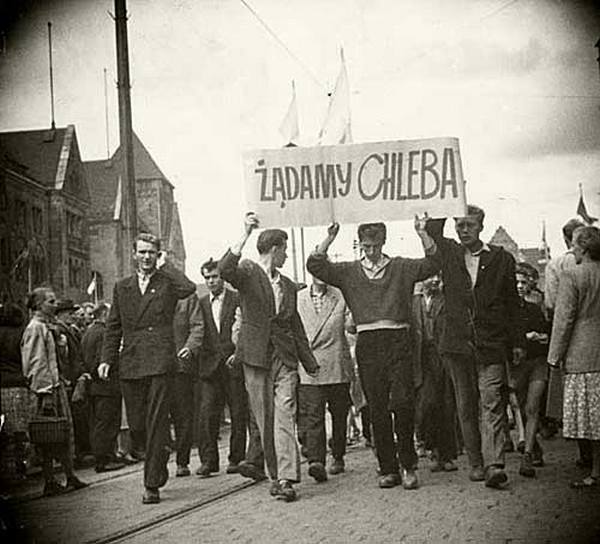 \"Жадаємо хліба\". Робітнича маніфестація в Познані, 1956 рік \"Жадаємо хліба\". Робітнича маніфестація в Познані, 1956 рік