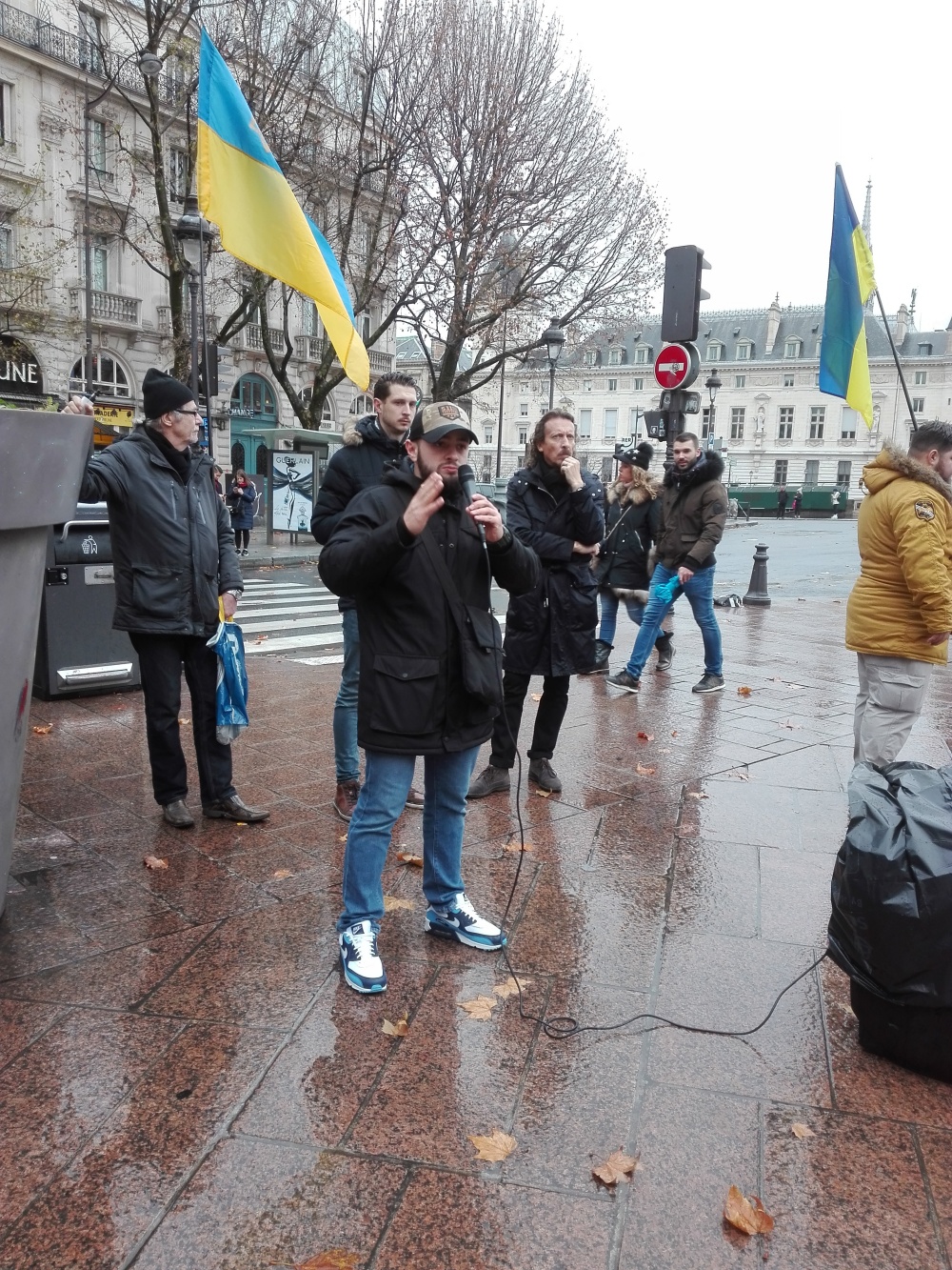 Дмитро від Руху Ветеранів  Акція на підтримку України напередодні саміту «Нормандії» Париж 8 грудня 2019