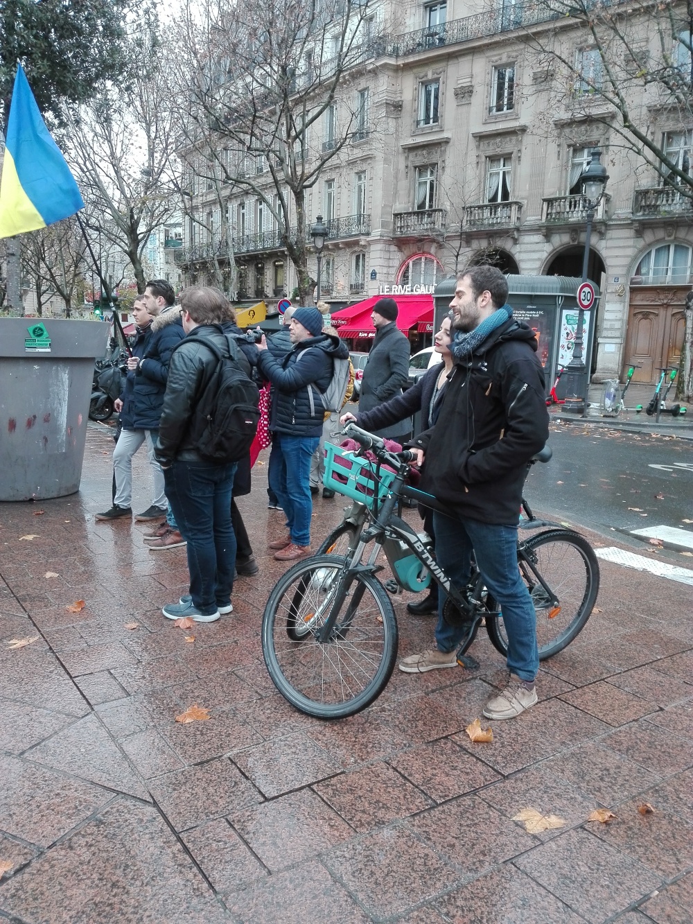 Французькі перехожі знайомляться з Україною та російським агресором  Акція на підтримку України напередодні саміту «Нормандії» Париж 8 грудня 2019