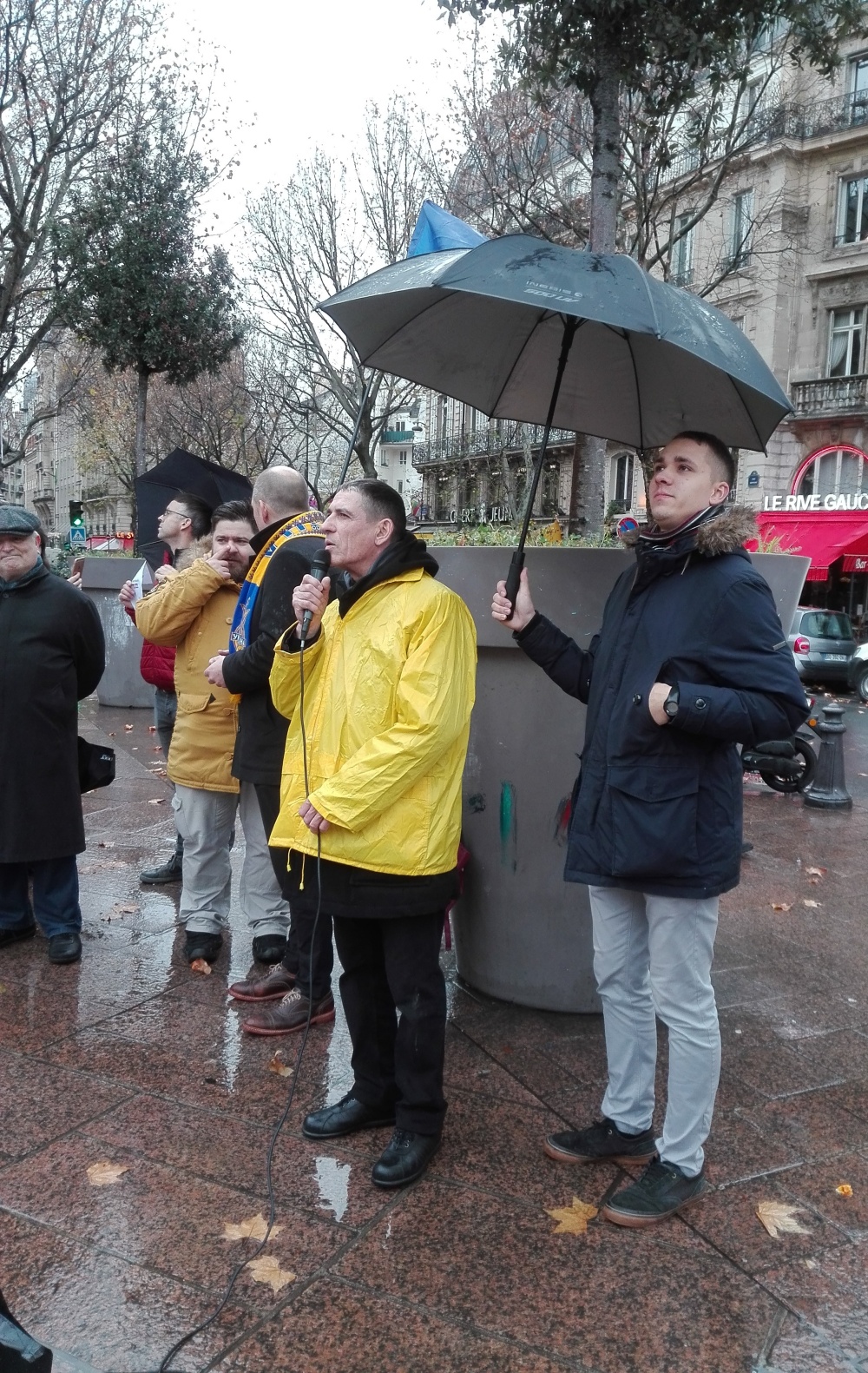 Іван Пастернак (голова Спілки української молоді Франції AJUF) Акція на підтримку України напередодні саміту «Нормандії» Париж 8 грудня 2019