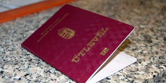 Починаючи з 2010 року в українському Закарпатті масово роздаються угорські паспорти