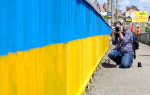 У Чернівцях міст розмалювали в національні кольори "ФОТО"