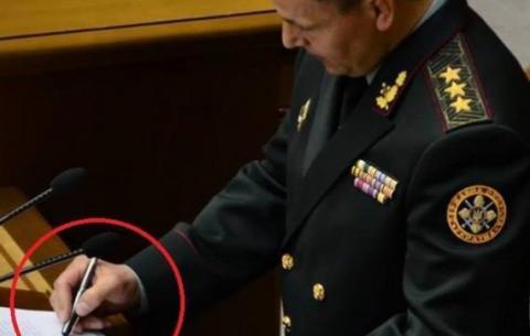 Антитерористична імітація: глава Міноборони "підписав" присягу ковпачком від ручки