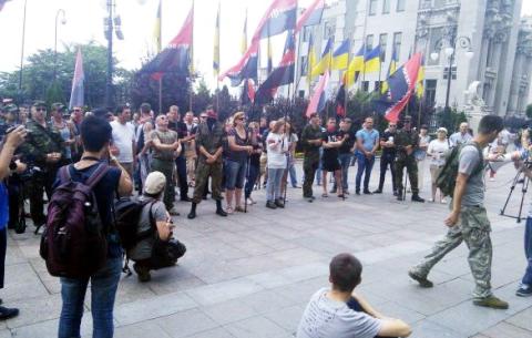 Правий сектор вимагає від Порошенка озброїти добровольчі батальйони