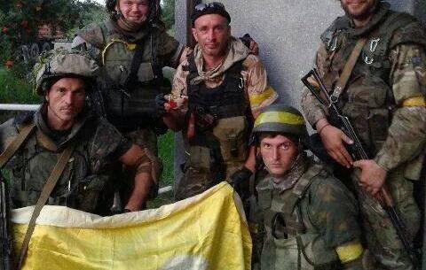 Батальйон Донбас з сонячно-блакитним прапором Перемоги