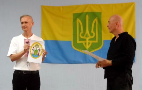 Ігор Каганець і Володимир Мороз презентують два варіанти Великого герба України.  