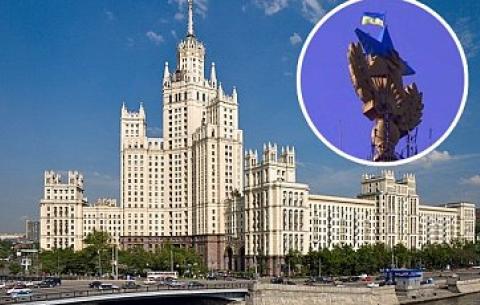 У Москві затримали людей, які вивісили прапор України на висотці