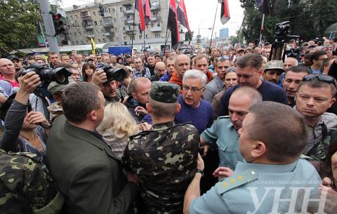 Під Генштабом вимагають допомогти бійцям АТО під Іловайськом ВІДЕО, ФОТО