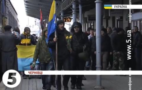 Сонячно-блакитний прапор на чернівецькому вокзалі