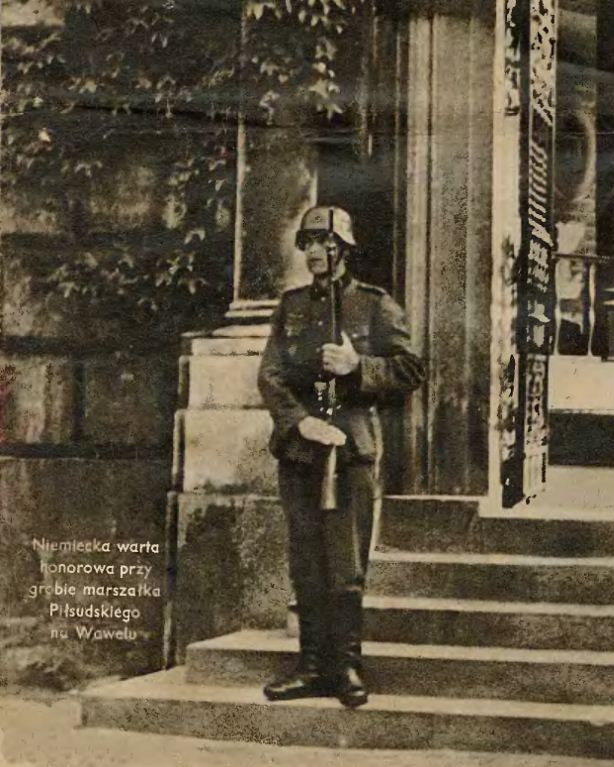 Почесна варта біля могили Пілсудського у Кракові. 1939 рік